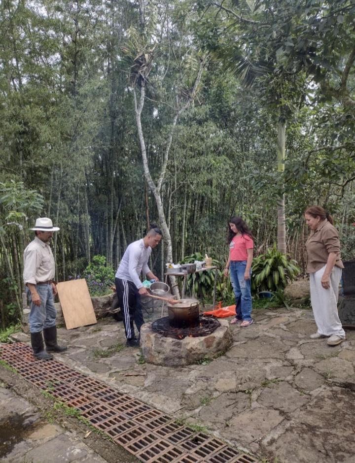 Finca Exclusividad Familiar O Grupo De Amigos Capacidad Hasta 12 Personas Calles En Placa Huella, Caminata Ecologica Alban  Ngoại thất bức ảnh